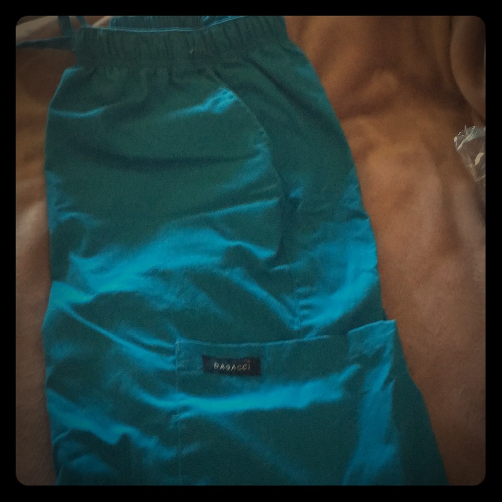 Dagacci women’s turquoise scrubs.